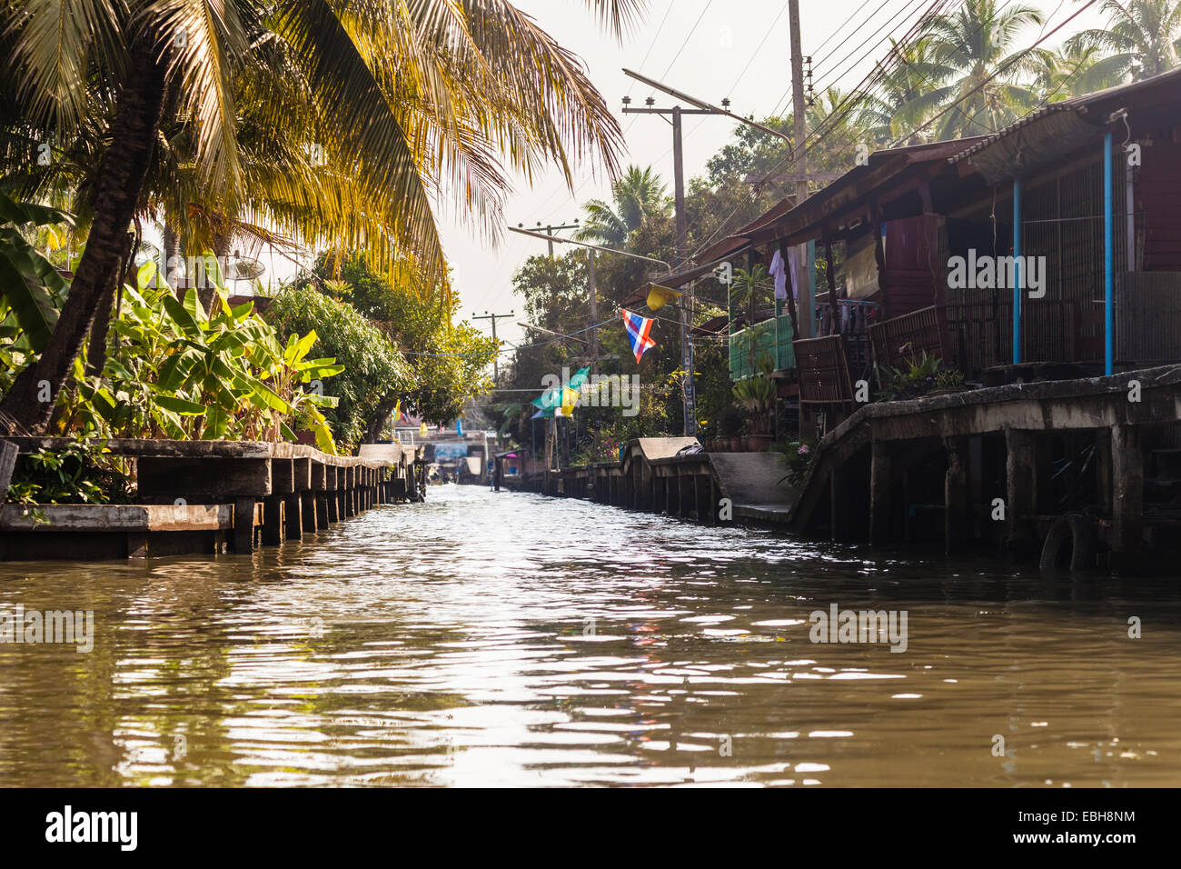 Des taudis d'un petit village au bord d'un canal dans la campagne thaïlandaise de Ratchaburi en Thaïlande, district Banque D'Images