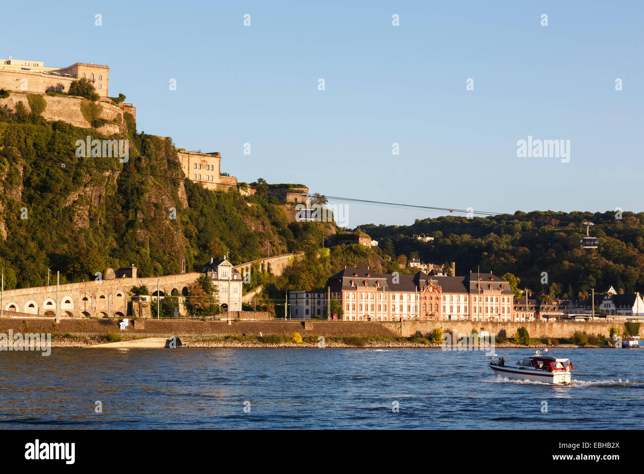 La forteresse Ehrenbreitstein sur colline du Rhin en soir soleil. Coblence, Rhénanie-Palatinat, Allemagne, Europe Banque D'Images