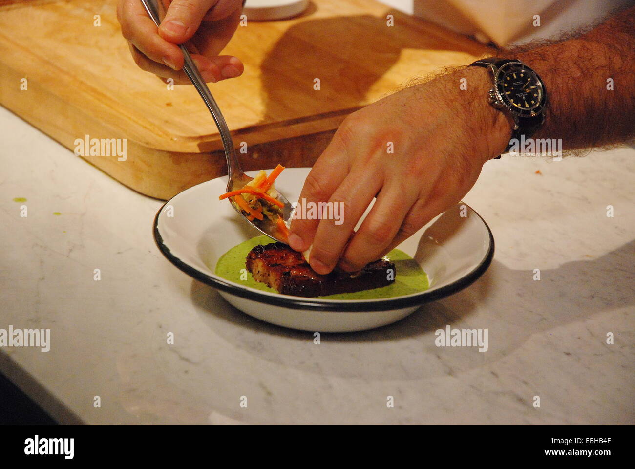 Les mains du chef de préparer un confit de canard terrine aux légumes et sauce Banque D'Images