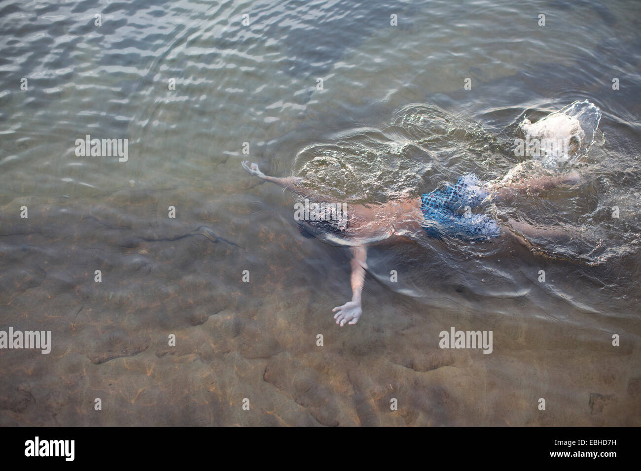 High angle view of teenage boy swimming underwater in Lac Supérieur, au train, Michigan, USA Banque D'Images