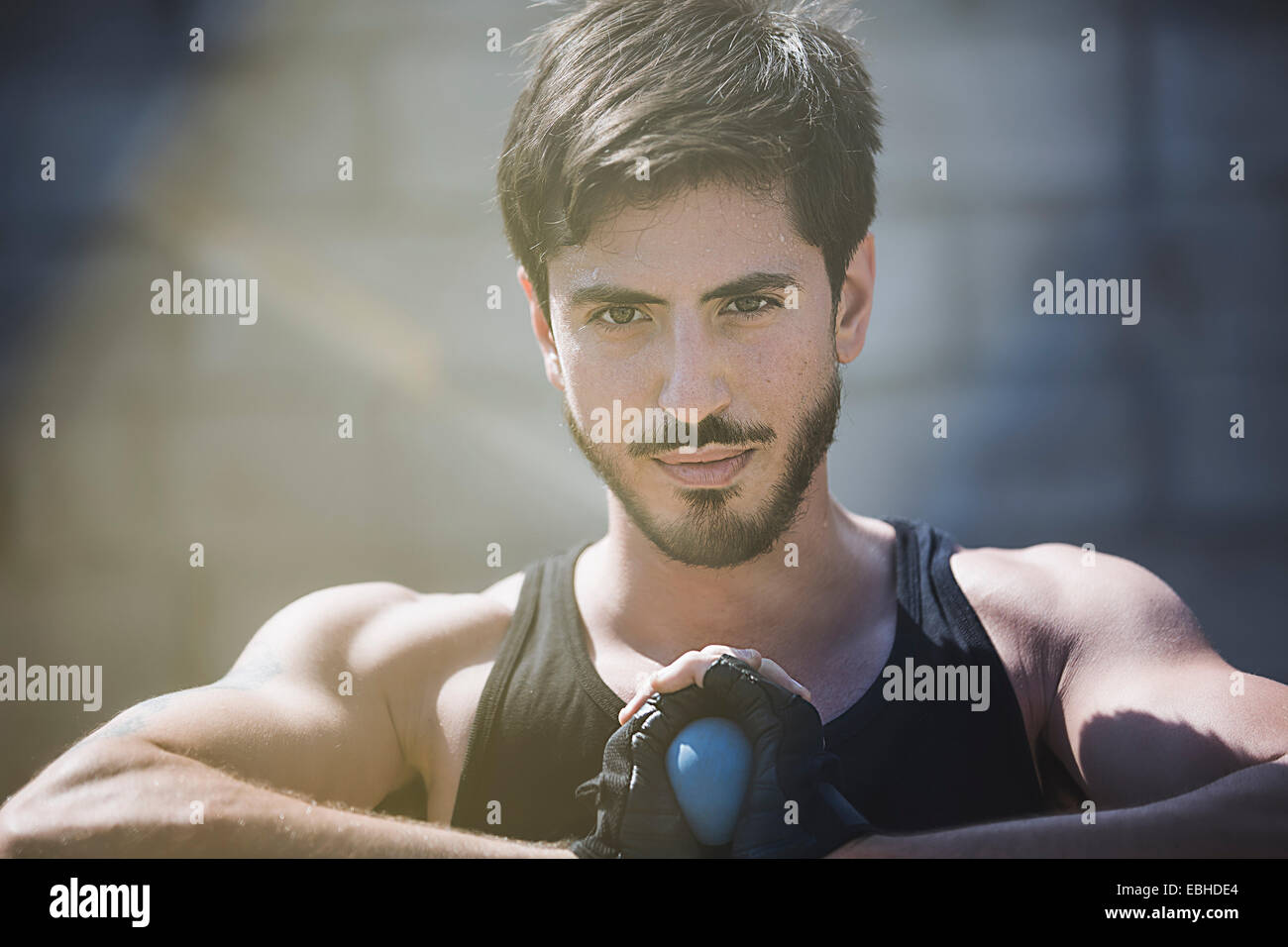 Portrait de jeune homme handball player holding ball Banque D'Images