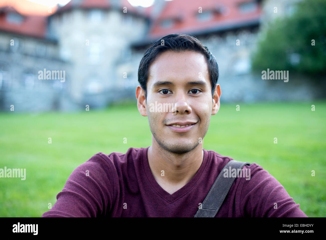 Head and shoulders portrait of a young man Banque D'Images