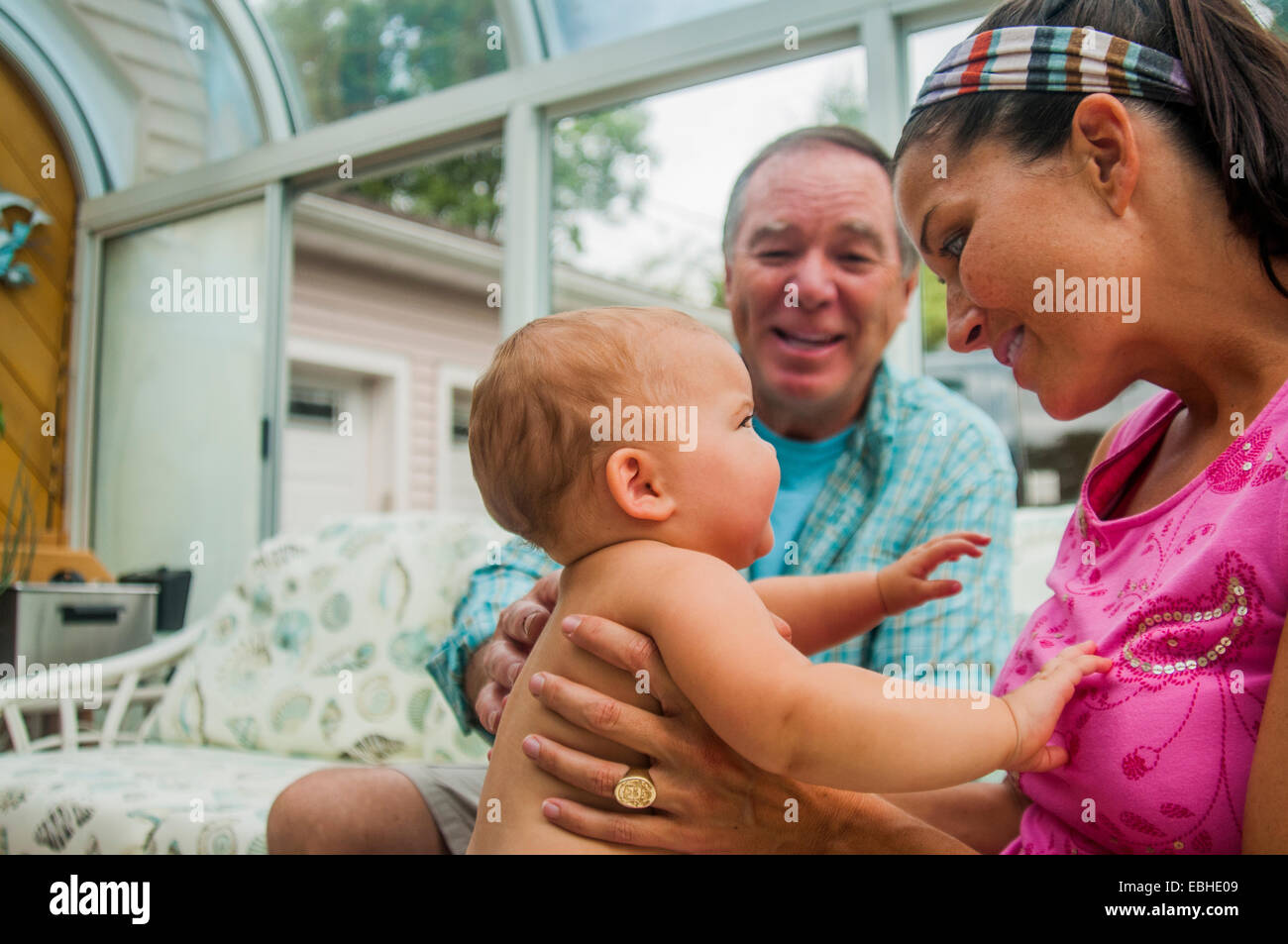Mère avec sa petite fille et son grand-père dans la véranda Banque D'Images