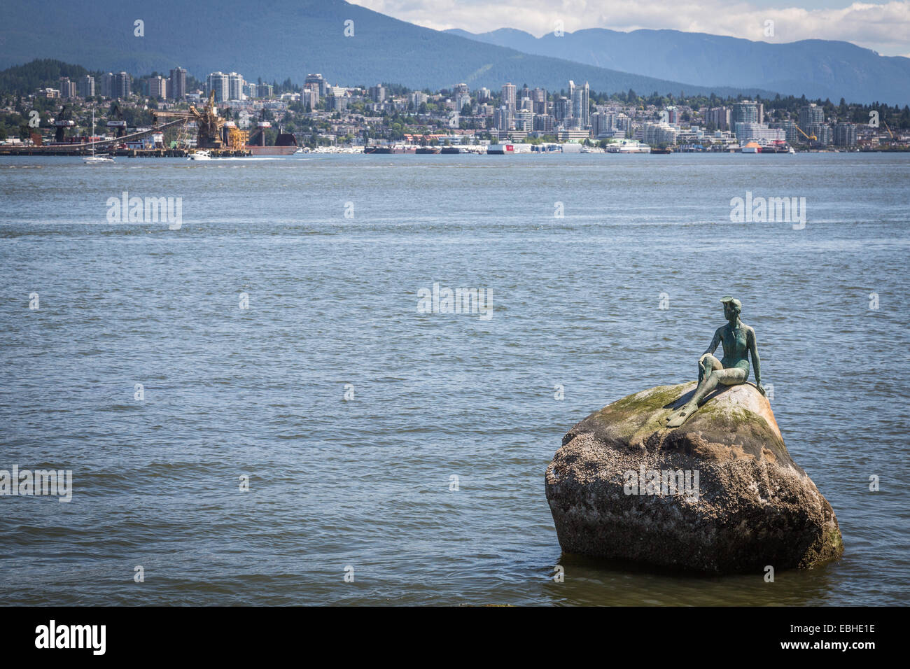 Fille dans une combinaison isothermique, Stanley Park, Vancouver, British Columbia, Canada, Amérique du Nord. Banque D'Images