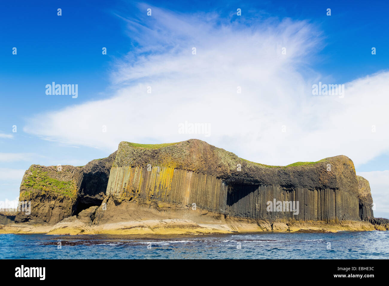 Île de Staffa et entrée à la Grotte de Fingall, Hébrides intérieures, côte ouest de l'Ecosse, Royaume-Uni Banque D'Images