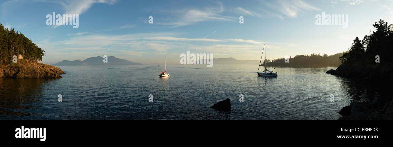 Vue panoramique sur le lac et le Mont lointain Constitution, Orcas Island, Washington State, USA Banque D'Images