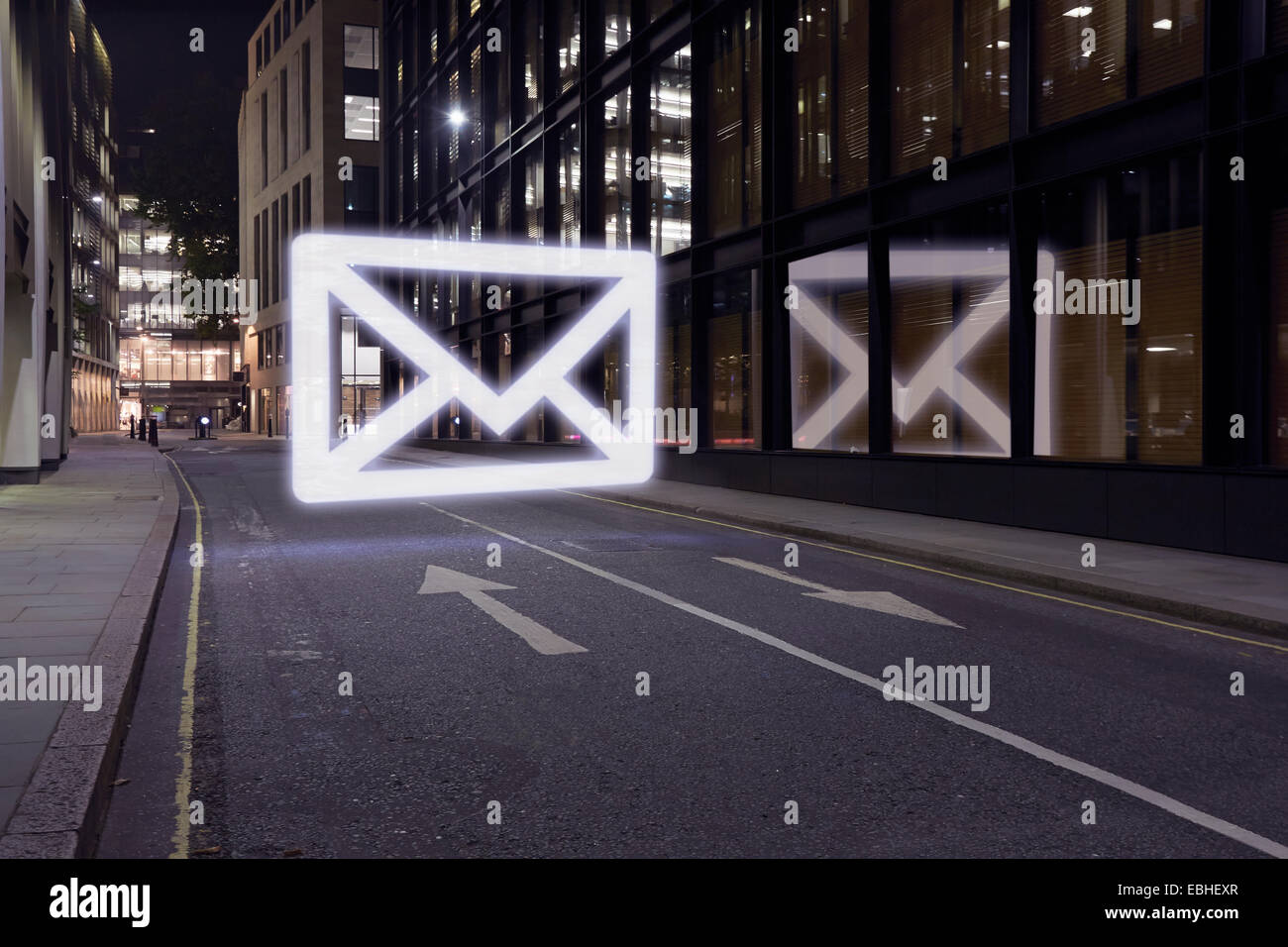 L'icône e-mail rougeoyant dans la rue la nuit, Londres UK Banque D'Images