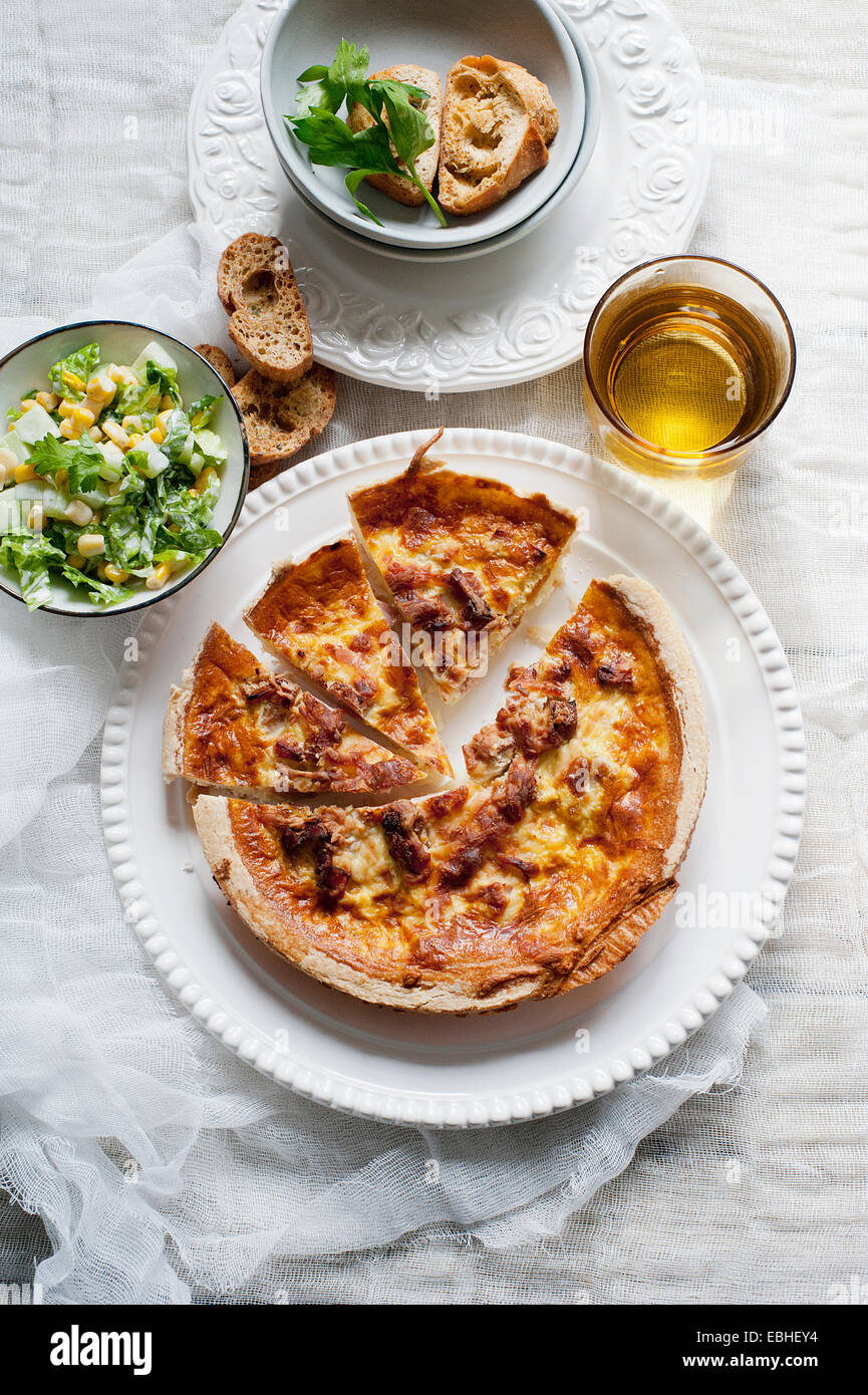 La quiche lorraine avec du persil et de la salade Banque D'Images