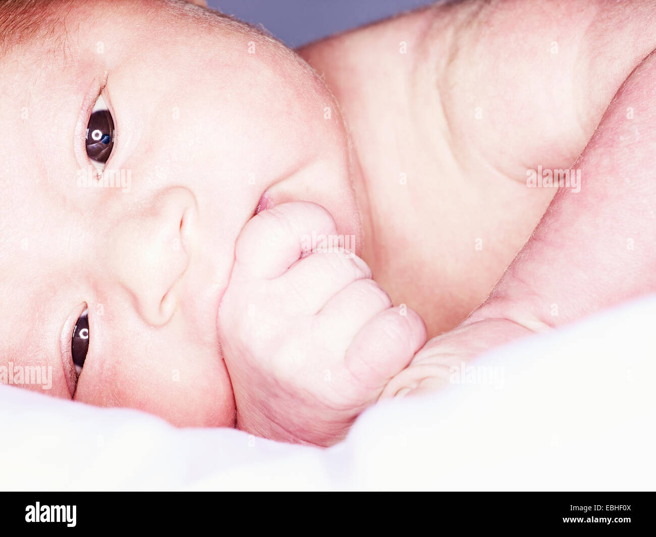 Close up of Baby Boy in crib la succion du pouce Banque D'Images
