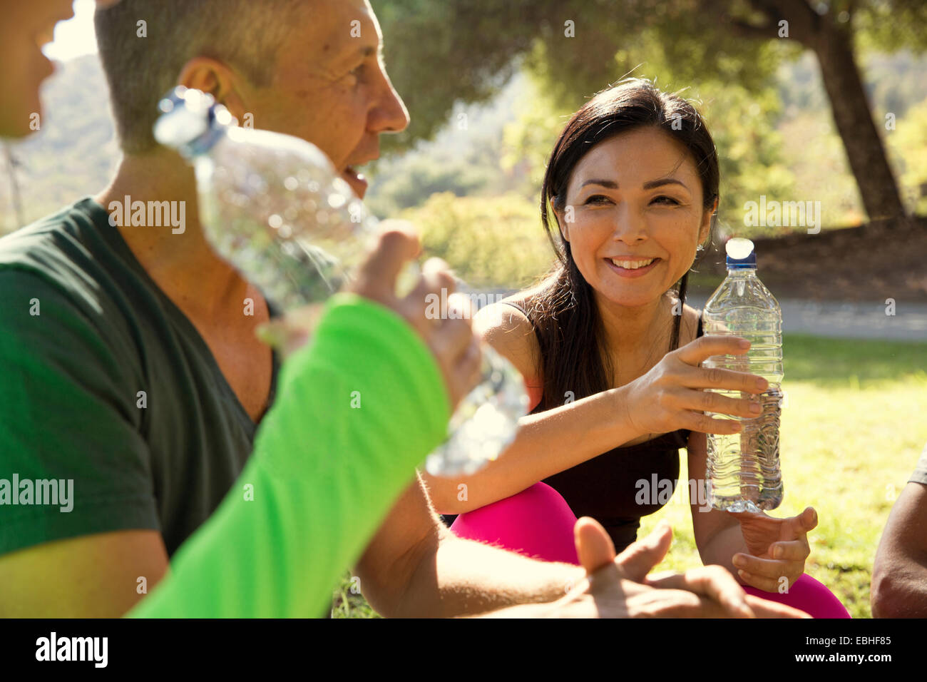Les coureurs, garçons et filles, de prendre une pause de l'eau dans le parc Banque D'Images
