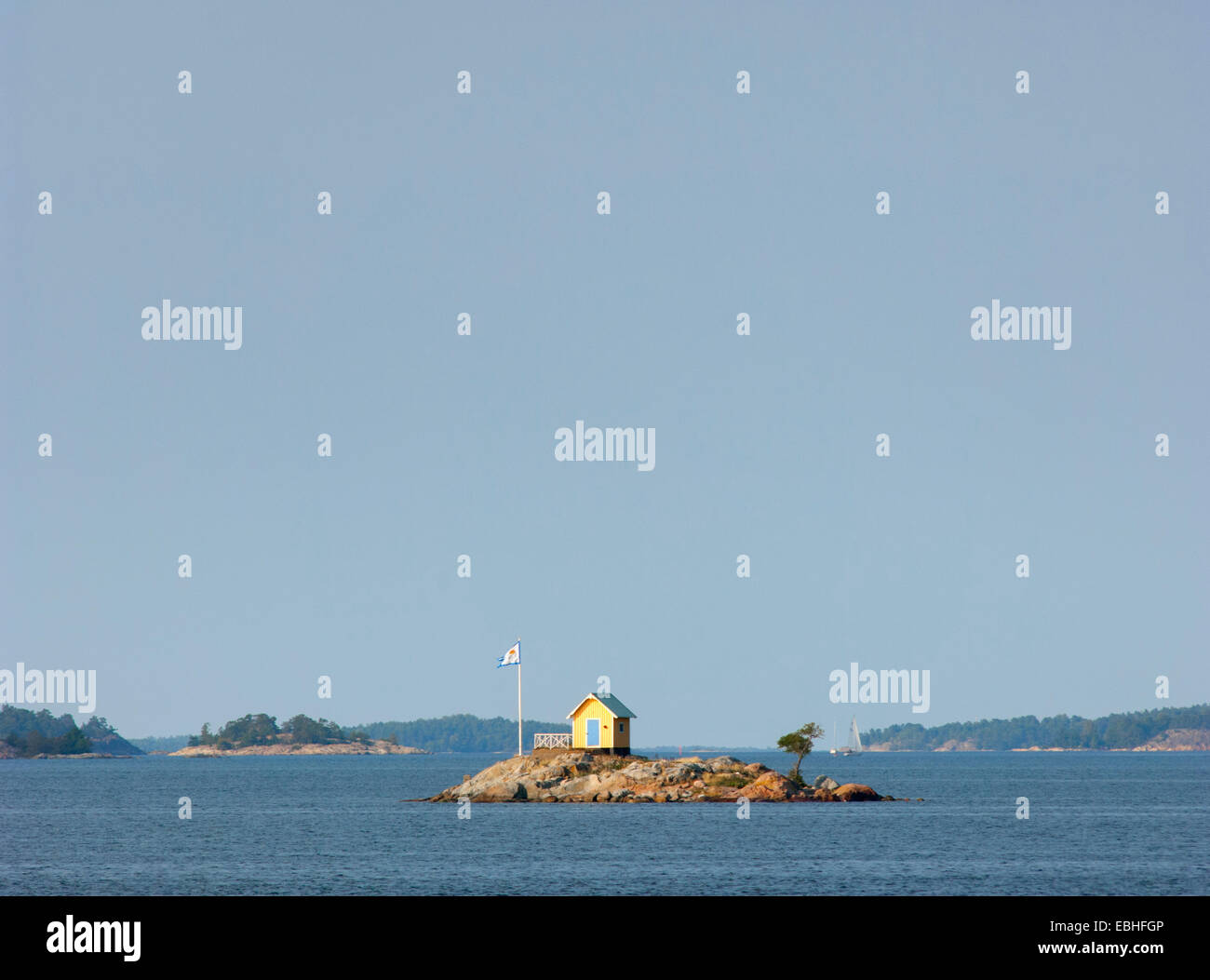 Cabane jaune solitaire dans l'archipel de Stockholm, Suède Banque D'Images