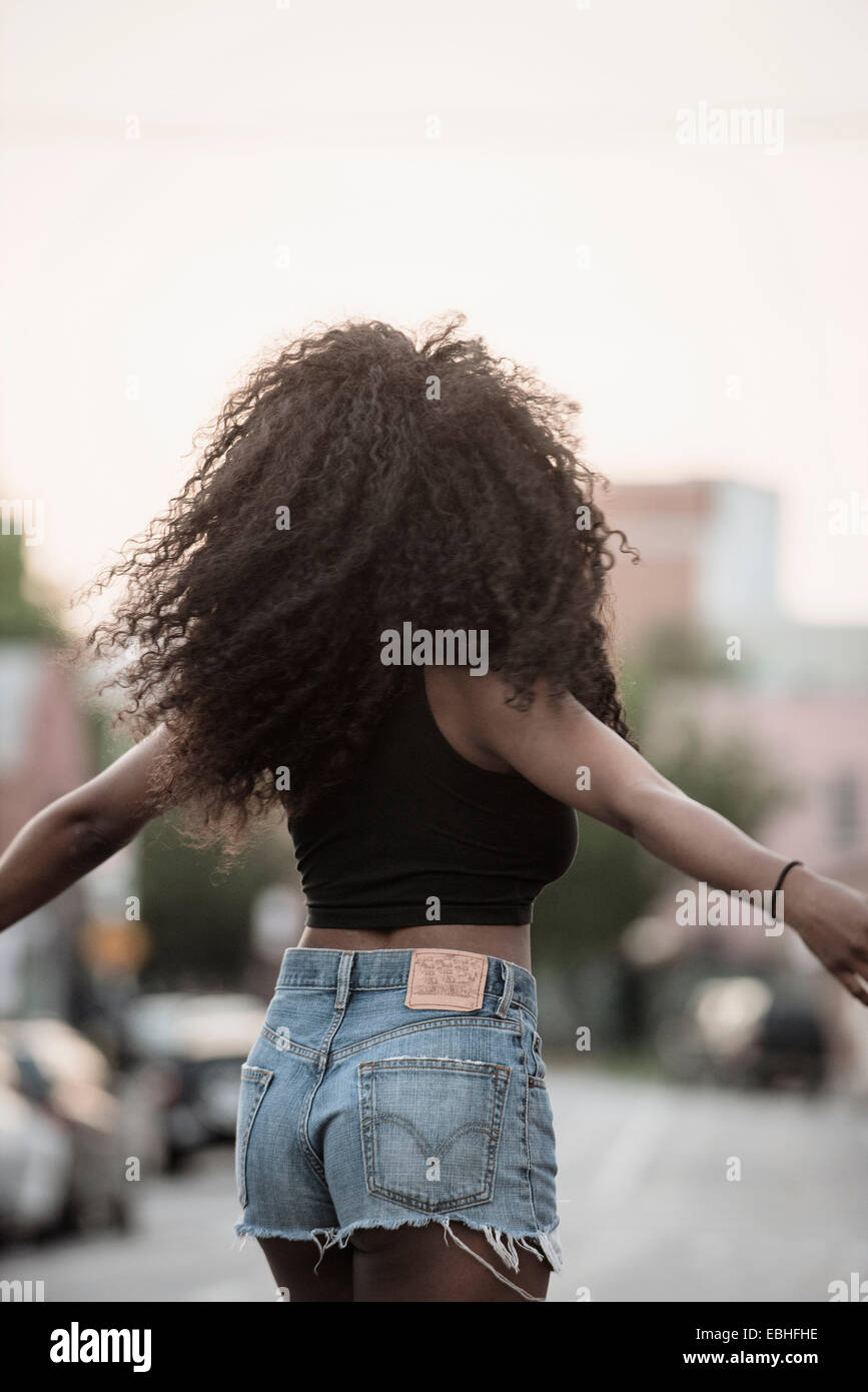 Jeune femme avec des cheveux noirs et les bras Banque D'Images