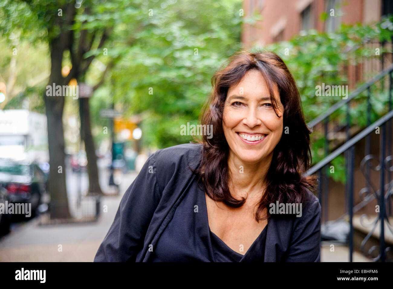 Portrait of smiling mature woman on city street Banque D'Images