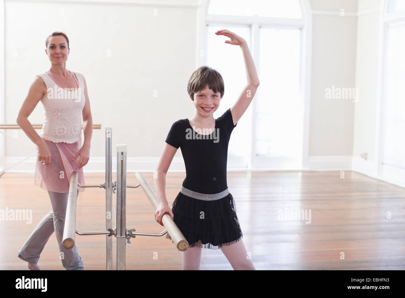 Girl practicing ballet avec professeur à la barre en ballet school Banque D'Images