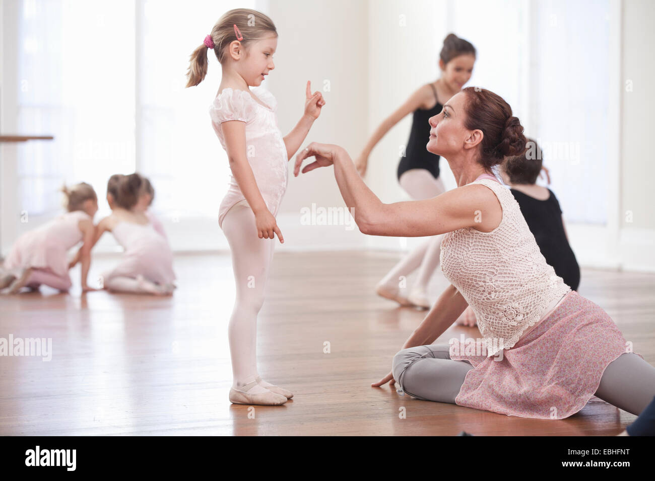La démonstration de l'enseignant à l'école de ballet en fille Banque D'Images