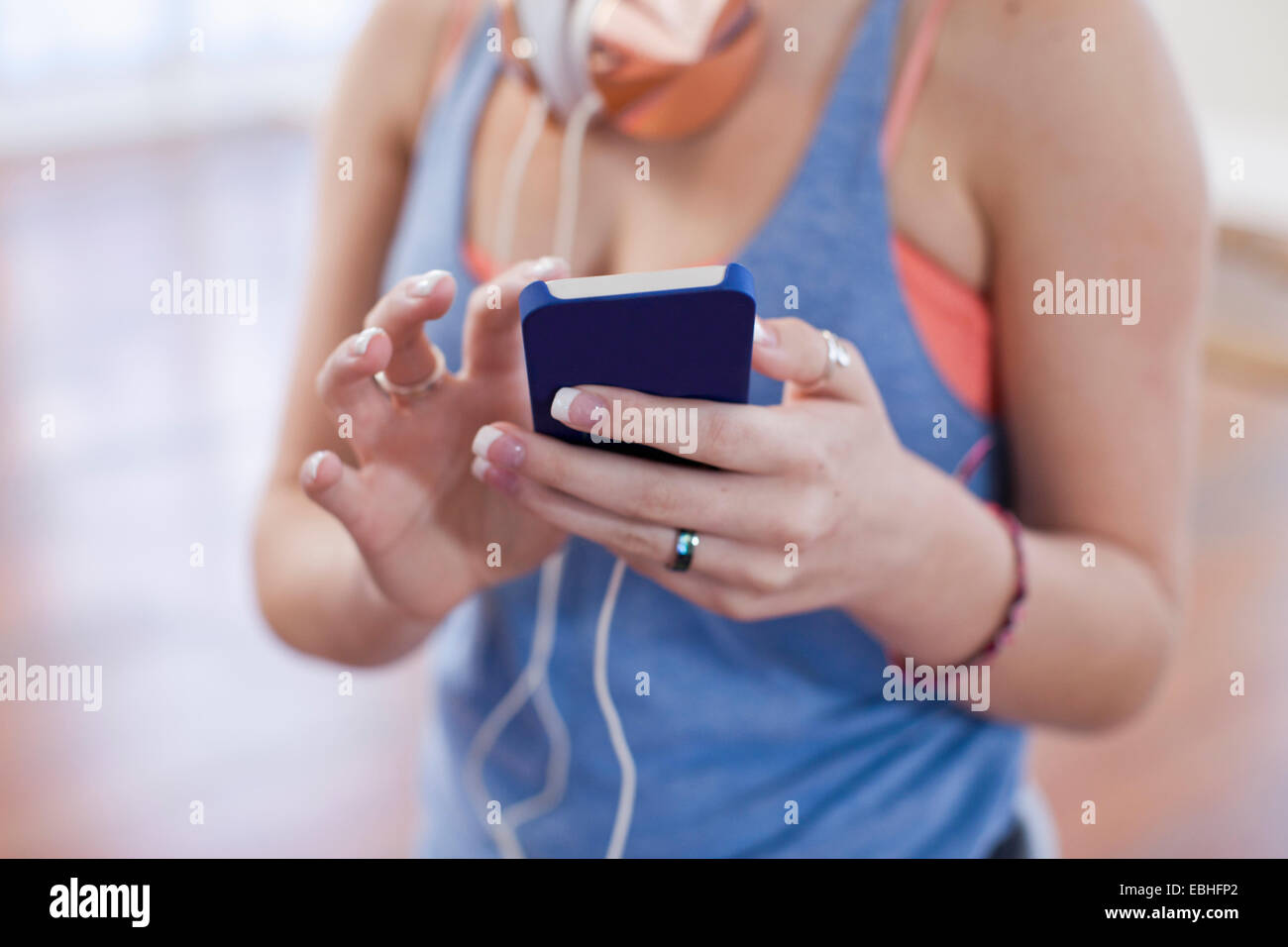 Cropped shot of teenage girl using smartphone écran tactile dans ballet school Banque D'Images