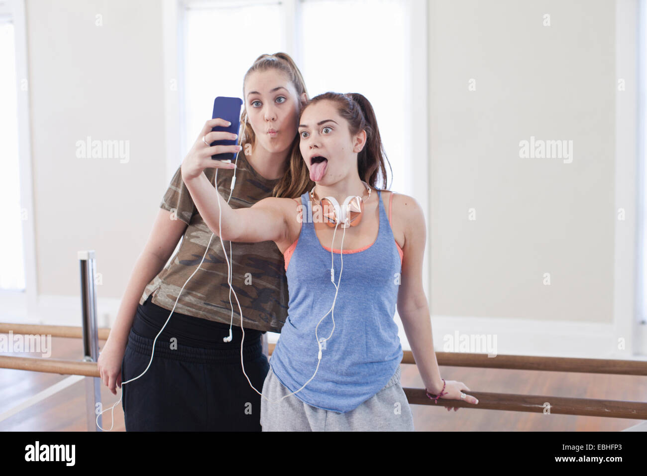 Deux adolescentes prenant en selfies smartphone ballet school Banque D'Images