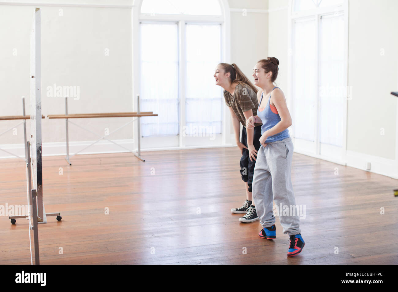 Deux jeunes filles faisant réchauffer la danse au ballet school Banque D'Images