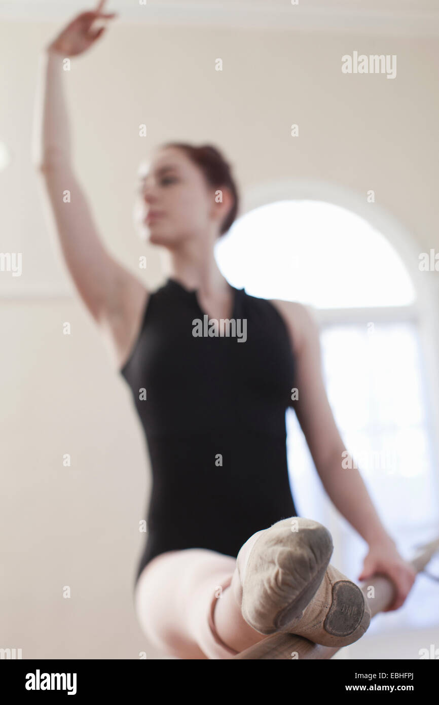 Teenage ballerine danse à la barre en ballet school Banque D'Images