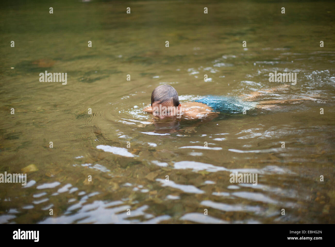 Teenage boy submergés dans rivière, Canton, North Carolina, USA Banque D'Images