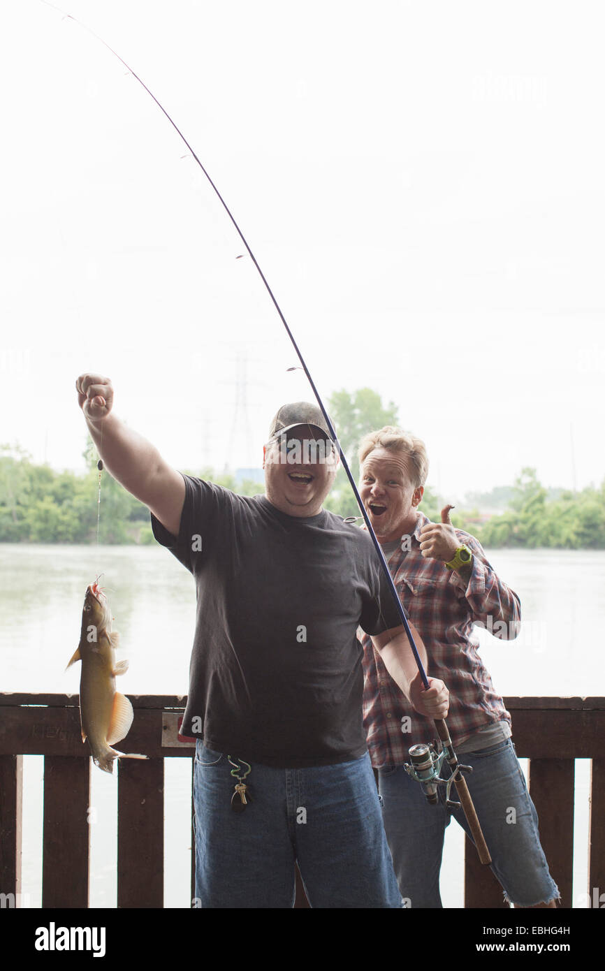 Deux pêcheurs avec le poisson-chat, la rivière Raisin, Monroe, Michigan, USA Banque D'Images