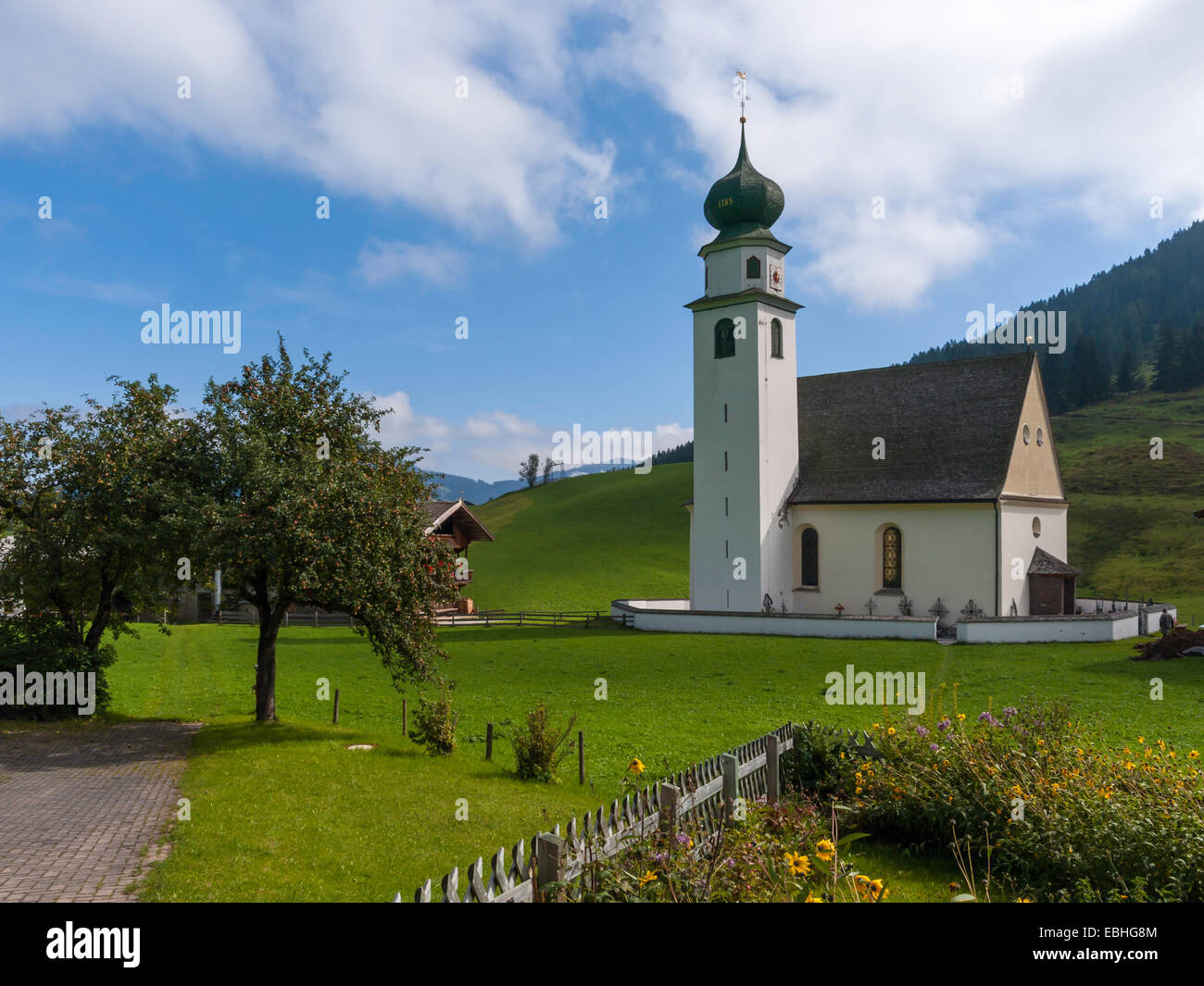 Le centre du village et église de Saint Michel en Autriche Oberau 170 Banque D'Images