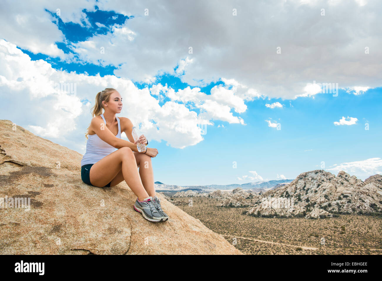 Femme de prendre de pause dans la montagne, le parc national Joshua Tree, California, US Banque D'Images