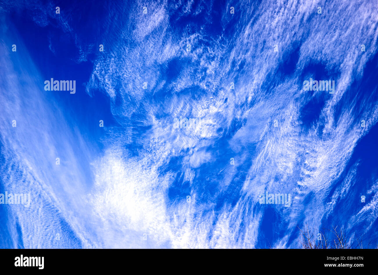 Low angle view of Cirrus nuages et ciel bleu Banque D'Images