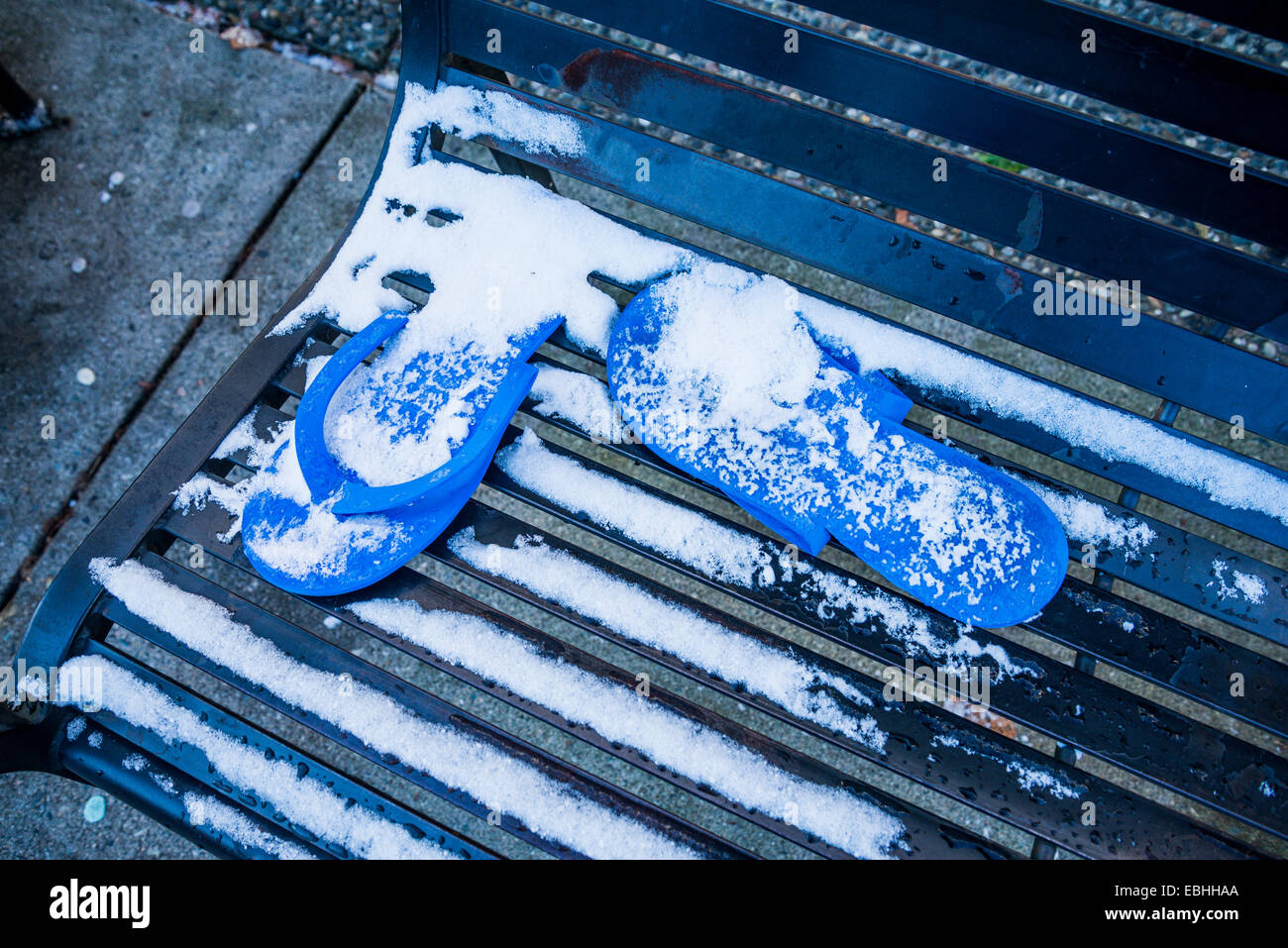 Flip flop sandals laissés sur le banc de neige. Banque D'Images