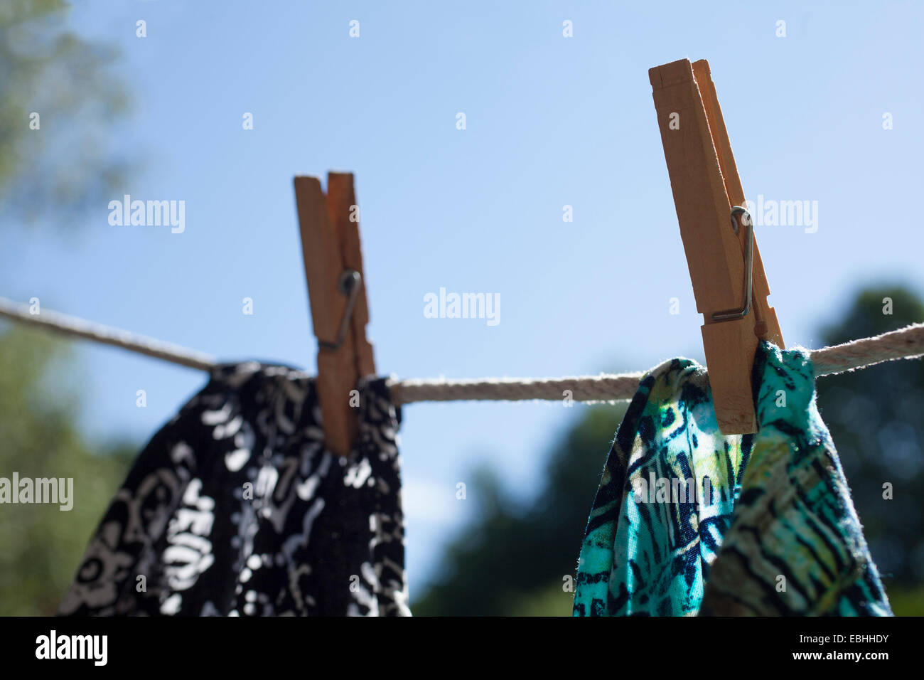Des vêtements colorés traîner à sécher sur une journée ensoleillée. Banque D'Images