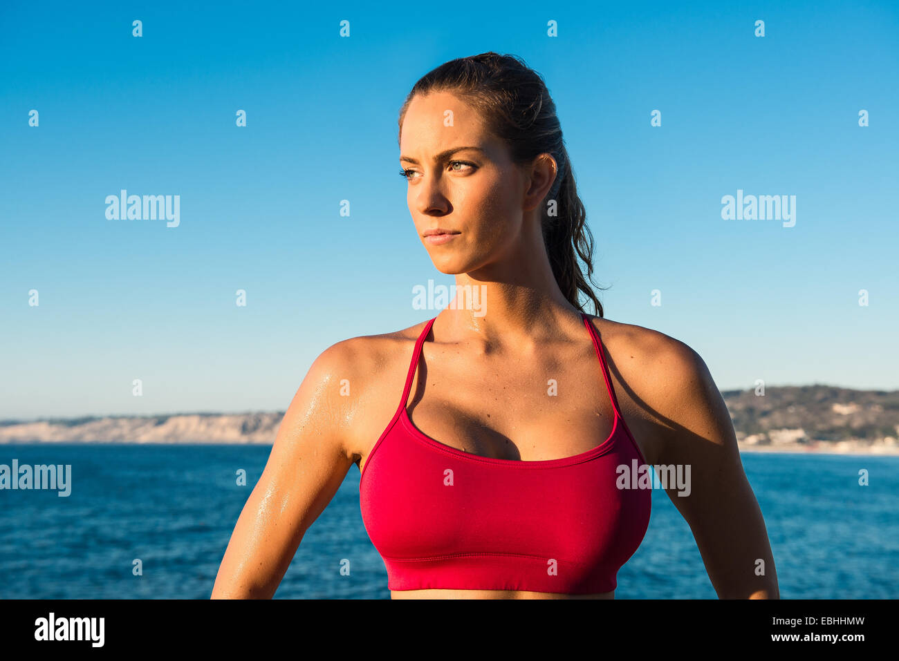 Portrait of young woman wearing sports top, on beach Banque D'Images