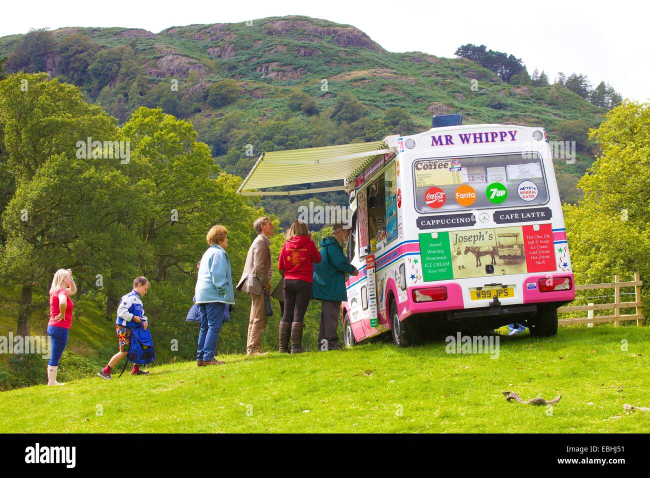 Les touristes obtenir la crème glacée La crème glacée de Van. Rydal Show Rydal Hall Ambleside Lake District Cumbria England UK Banque D'Images
