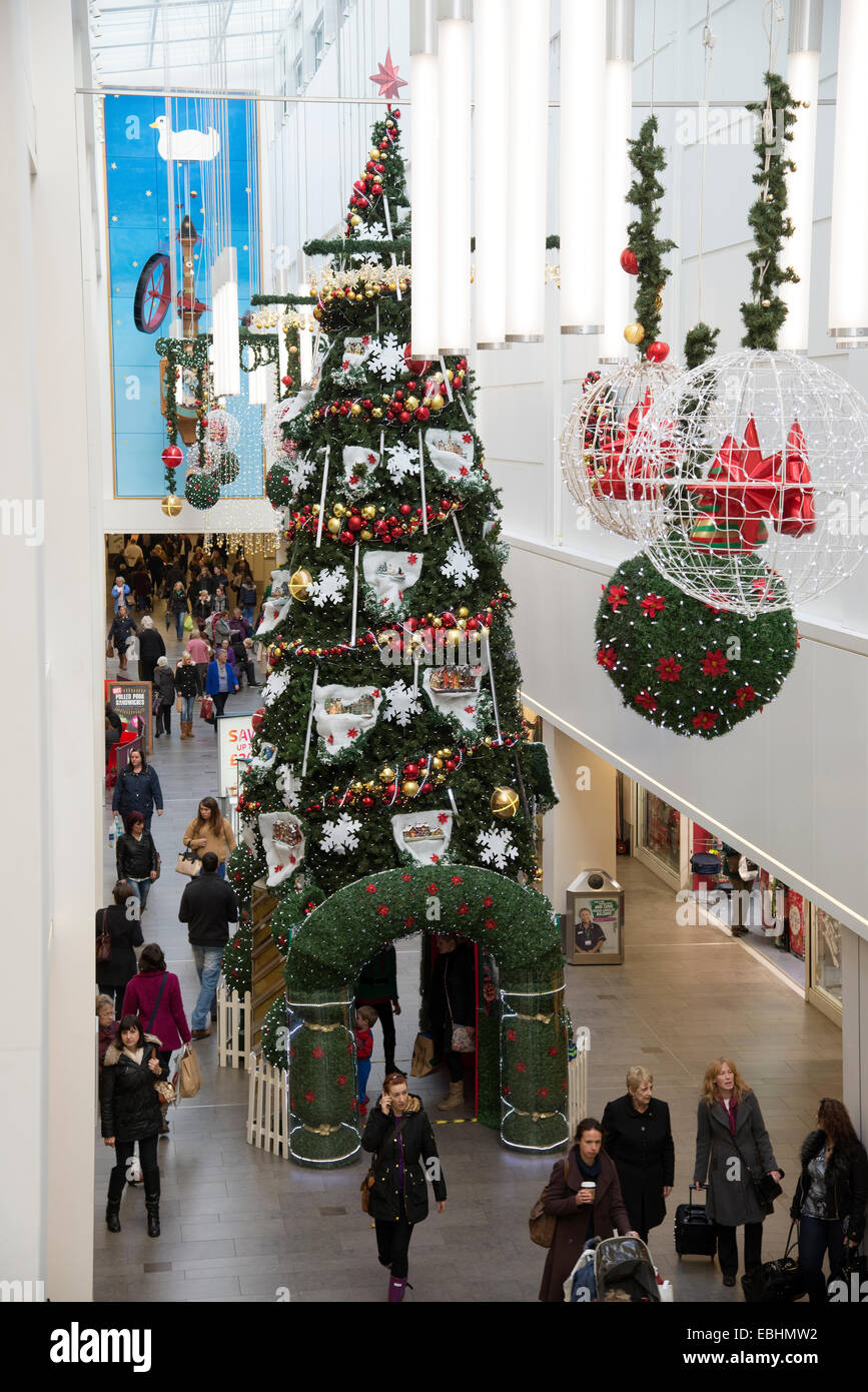 Arbre de Noël et décorations dans un centre commercial de Cheltenham Angleterre UK Banque D'Images