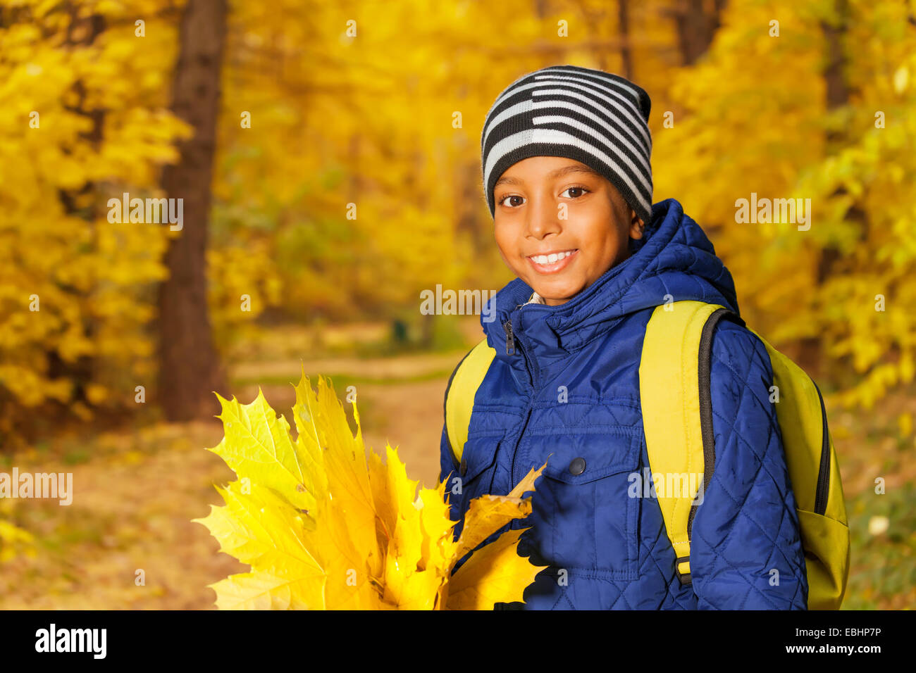 Portrait of cute African boy avec feuilles bouquet Banque D'Images