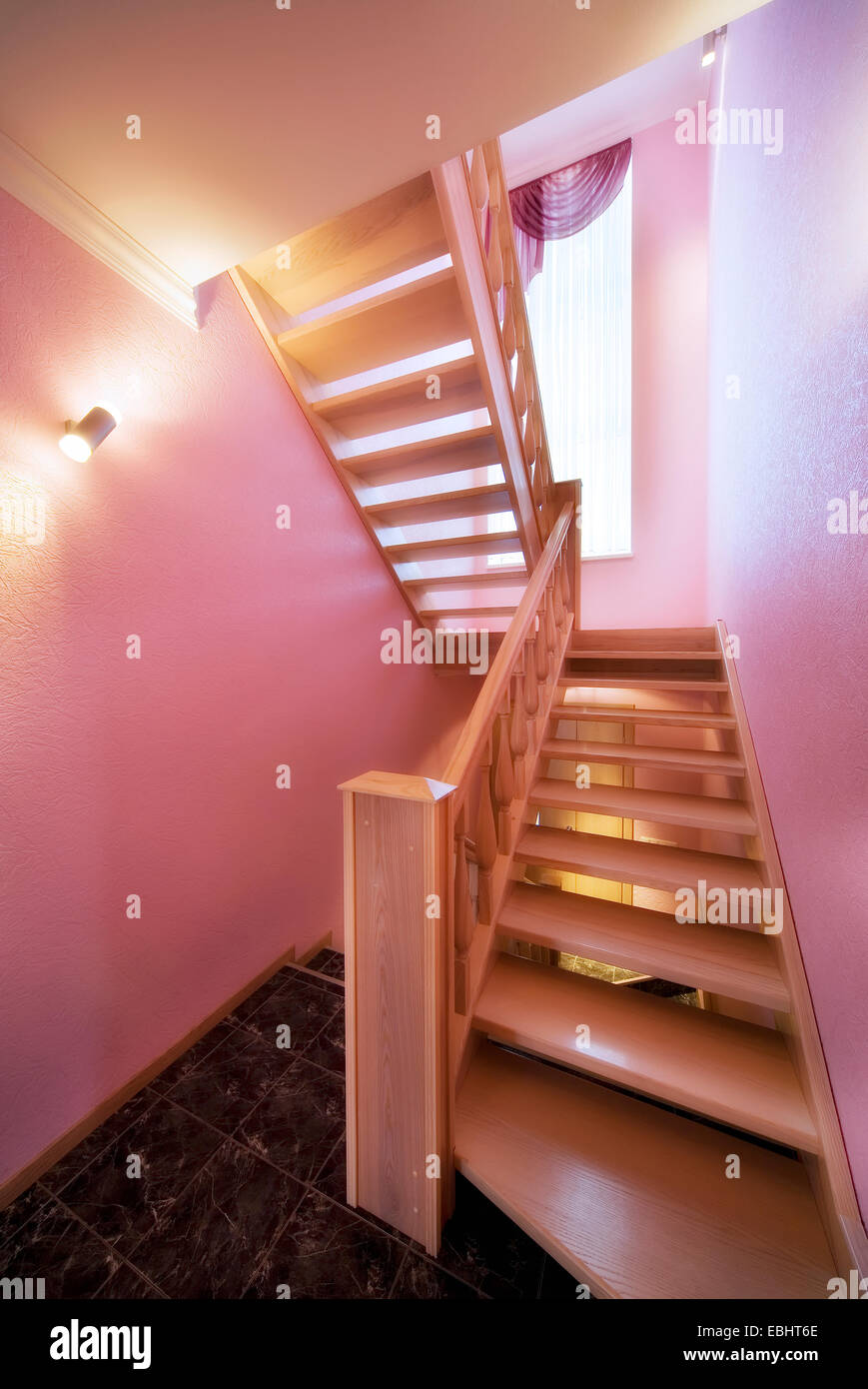 Escalier en bois, bain dans la chambre de luxe moderne. Vestibule, couloir intérieur échelle escalier chambre étage résidentiel étapes Banque D'Images