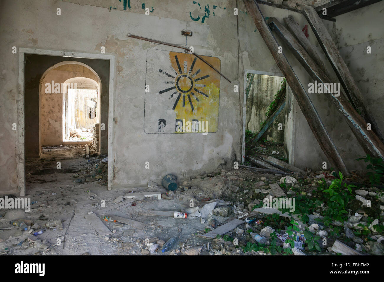Siège abandonné du P.R.D. Parti de la révolution démocratique dans un bâtiment colonial espagnol en ruine, Campeche, Mexique. Banque D'Images