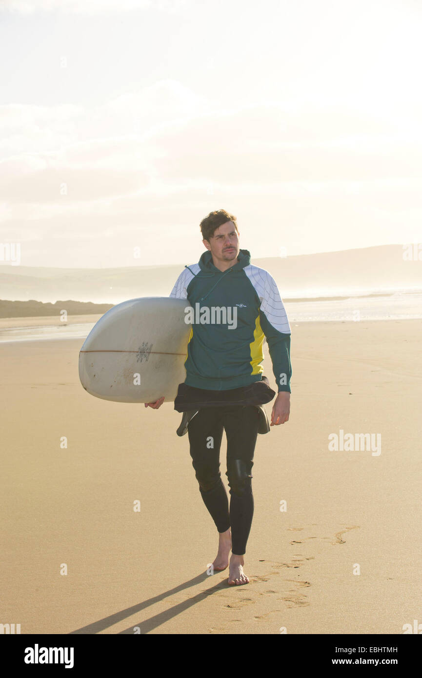 Regardant la mer Surfer holding surfboard Banque D'Images