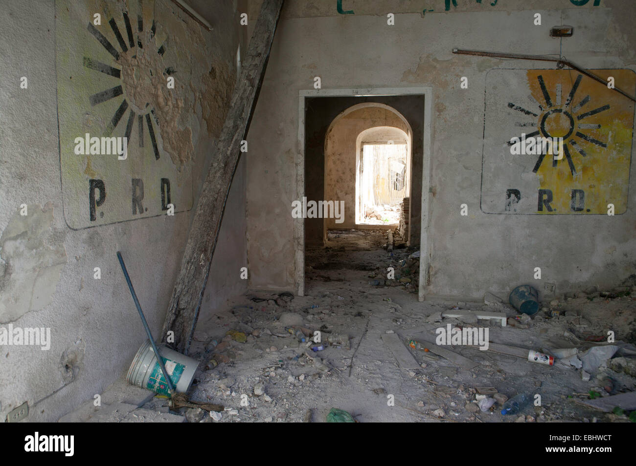 Siège abandonné du P.R.D. Parti de la révolution démocratique dans une maison coloniale espagnole, Campeche, Mexique. Banque D'Images