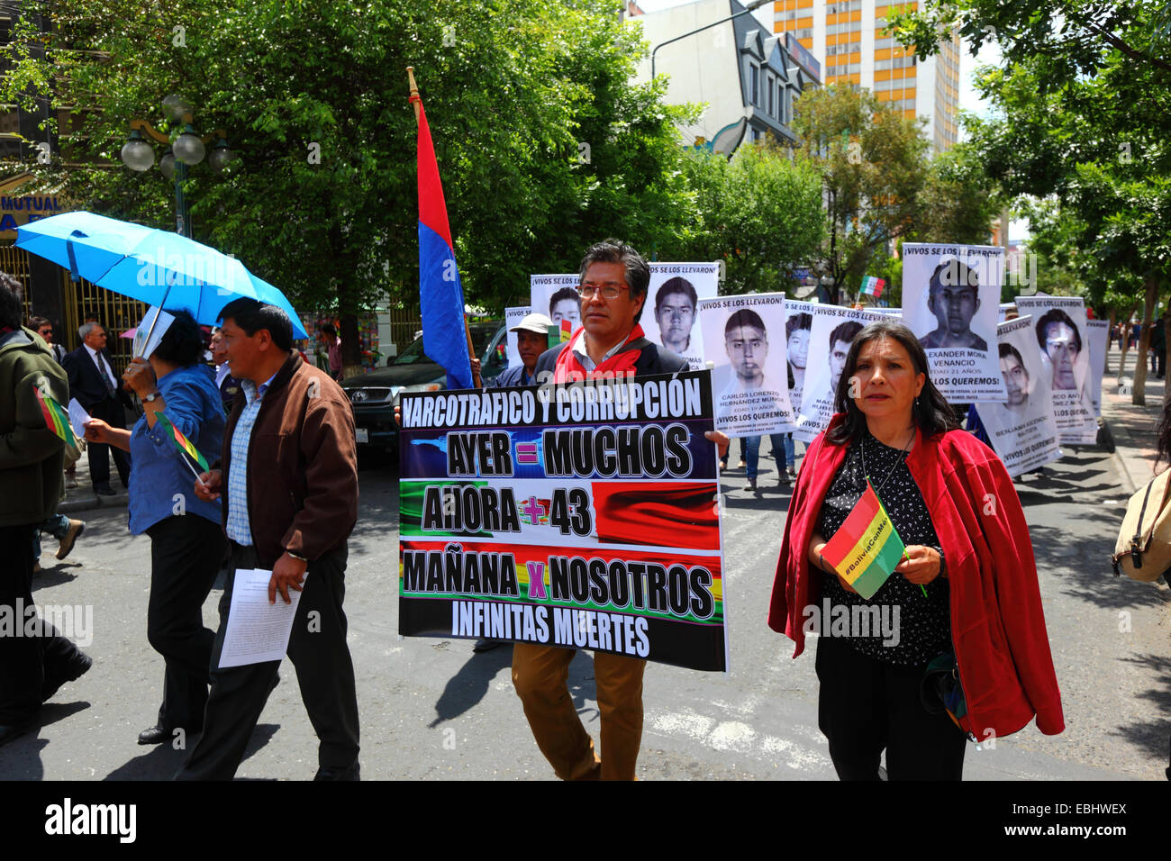 Mars des manifestants pour réclamer la justice pour les 43 étudiants disparus au Mexique et protester contre la corruption, La Paz, Bolivie Banque D'Images