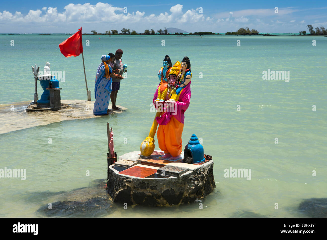 L'Ile Maurice, Grand Gaube Sai Shakti Mandir, fidèles au Seigneur hindou Narasimha front de culte Banque D'Images