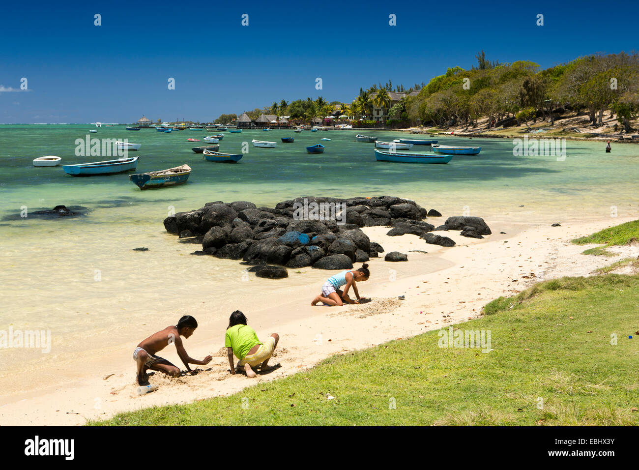 L'Ile Maurice, Grand Gaube enfants jouant dans le sable sur la plage publique Banque D'Images
