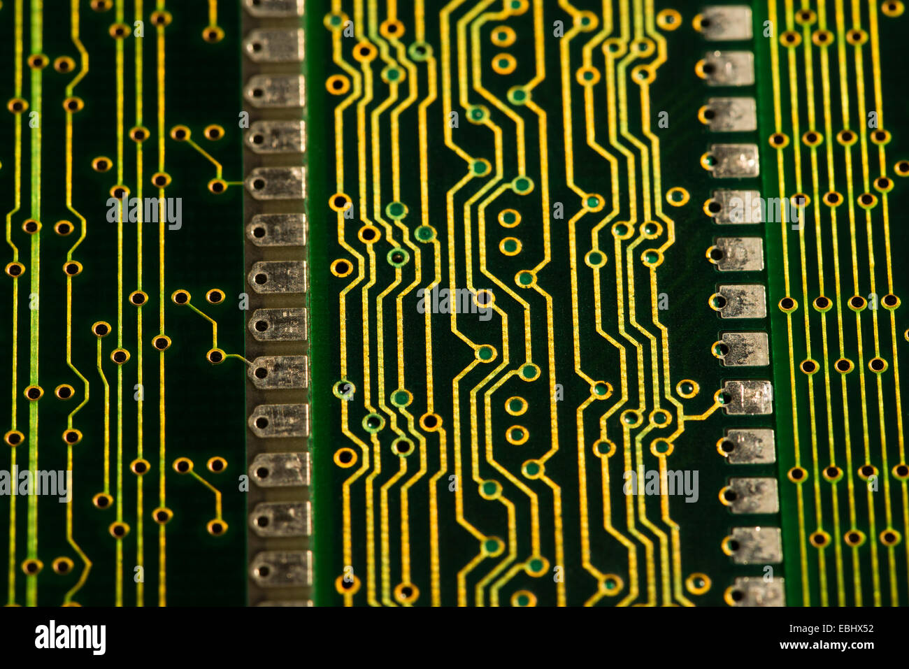 Composants électriques des circuits imprimés à un macro-niveau RAM La technologie de montage en surface des imprimés d'or Banque D'Images