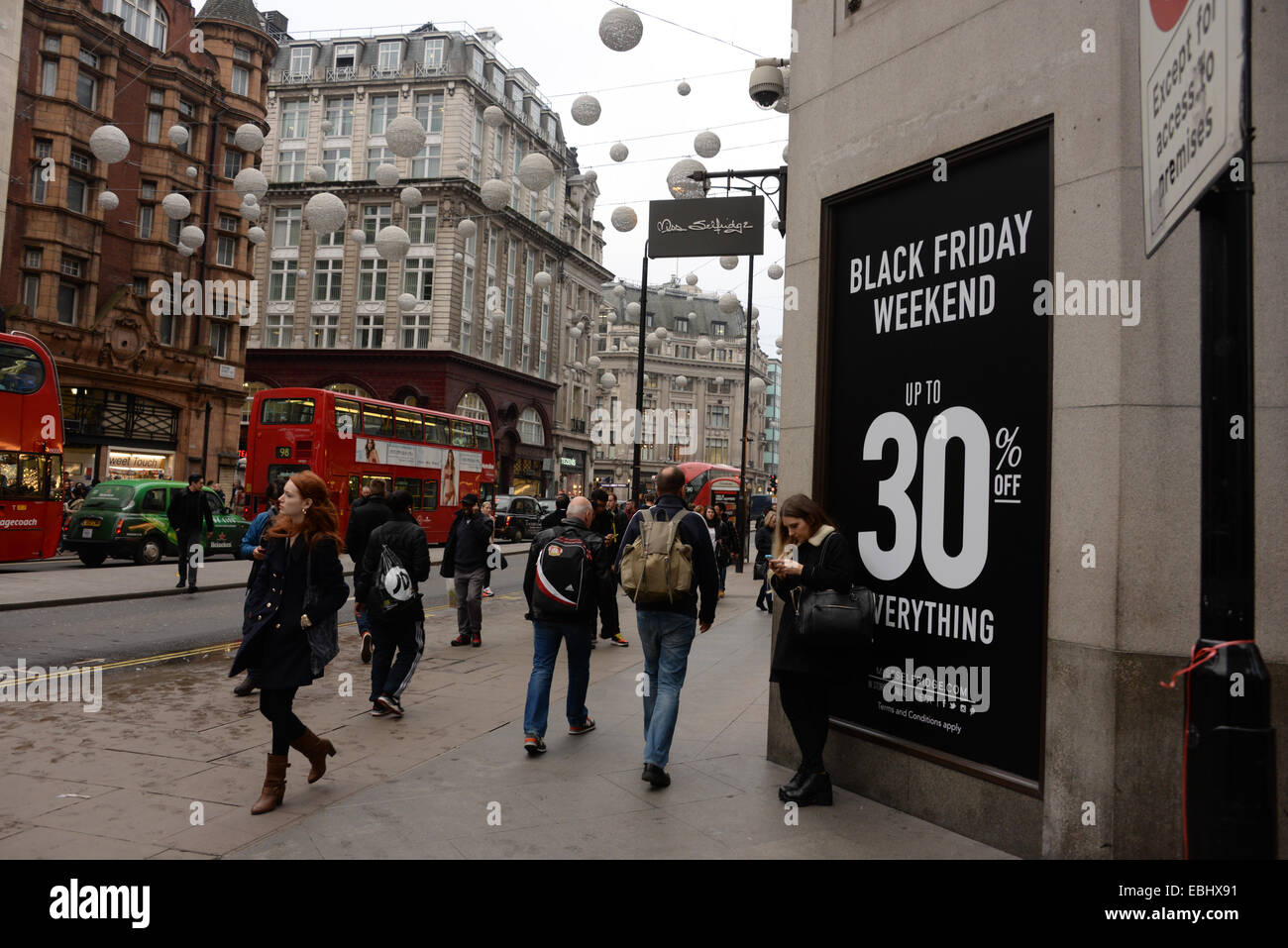 Le vendredi noir vente panneaux dans les vitrines des magasins d'Oxford Street, Londres Banque D'Images