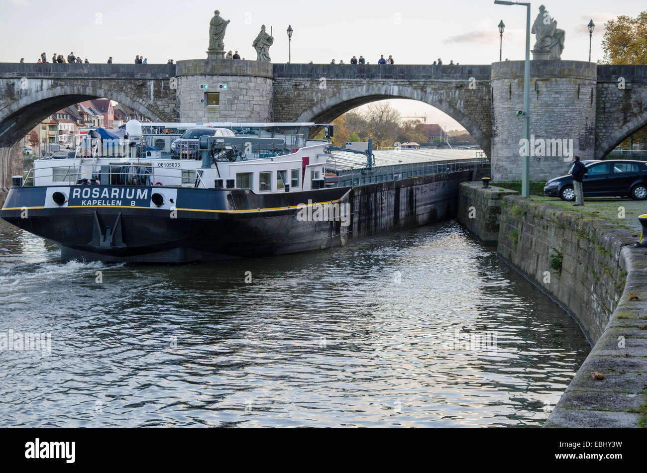 Allemagne, Franconie, Wuerzburg, Würzburg, Vieux Pont, Alte Brücke. Écluse, Schleuse, Binnenschifffahrt, navigation intérieure Banque D'Images