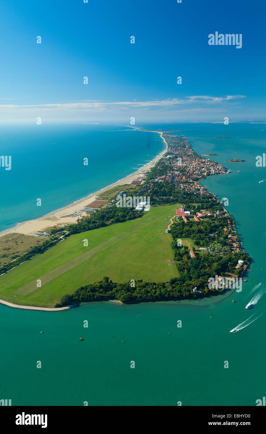 Vue aérienne de l'île du Lido à San Nicolo, lagune de Venise, Italie, Europe Banque D'Images