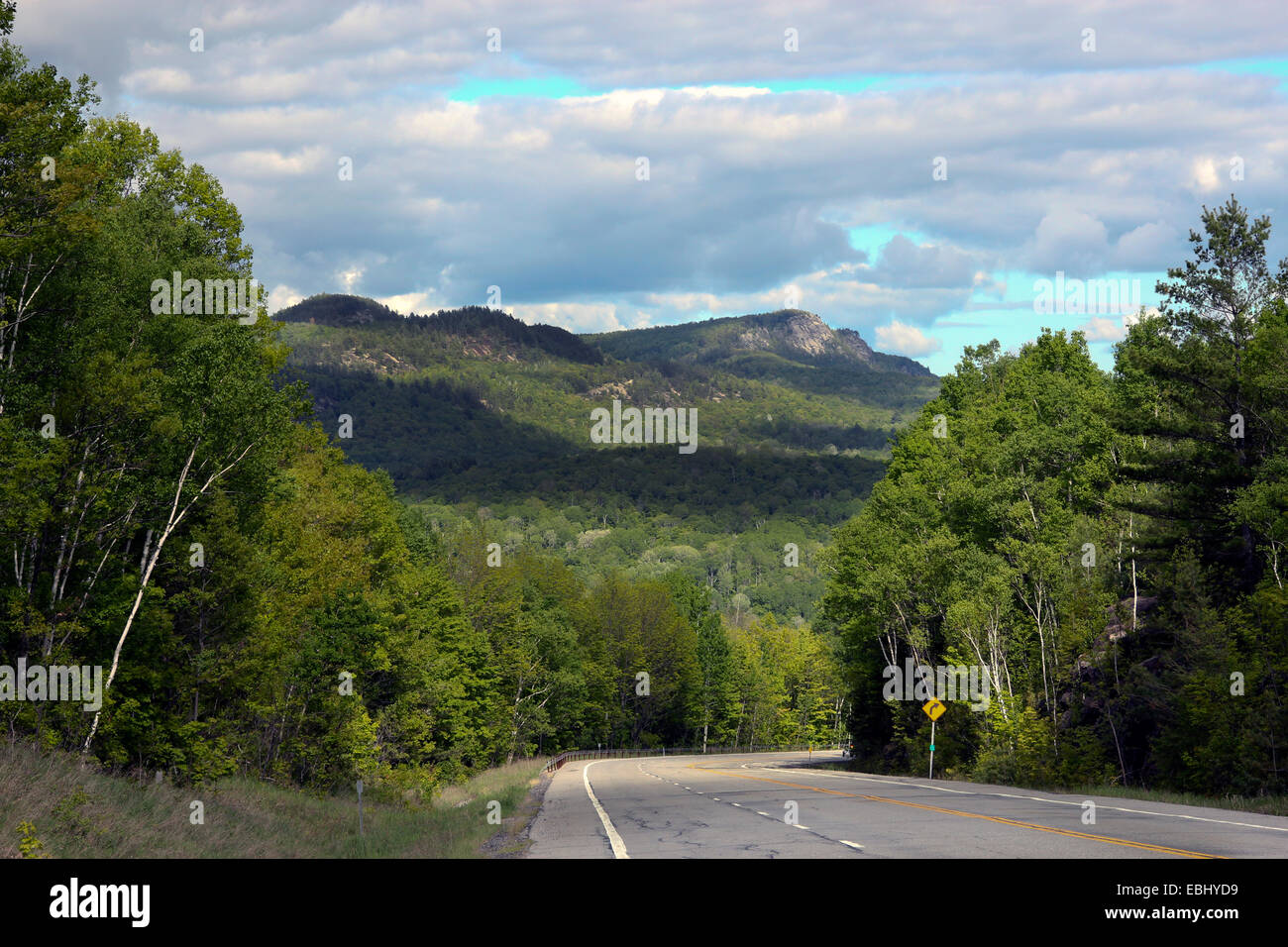 Route de montagne sinueuse Adirondack State Park Adirondacks montagnes Adirondack New York États-Unis d'Amérique. Banque D'Images