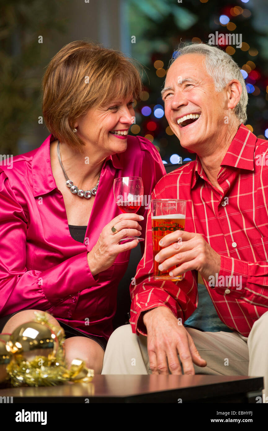 Couple bénéficiant d'une boisson de Noël Banque D'Images