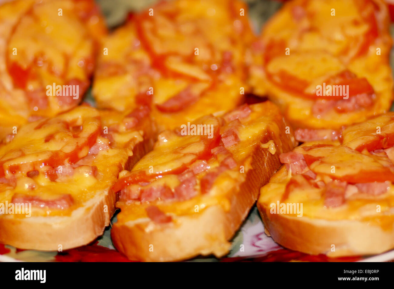 Sandwichs chauds avec saucisse fumée et fromage fondu sur la plaque Banque D'Images