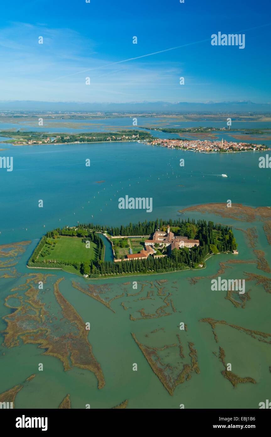 Vue aérienne de l'île de San Francesco del Deserto, lagune de Venise, Italie, Europe Banque D'Images