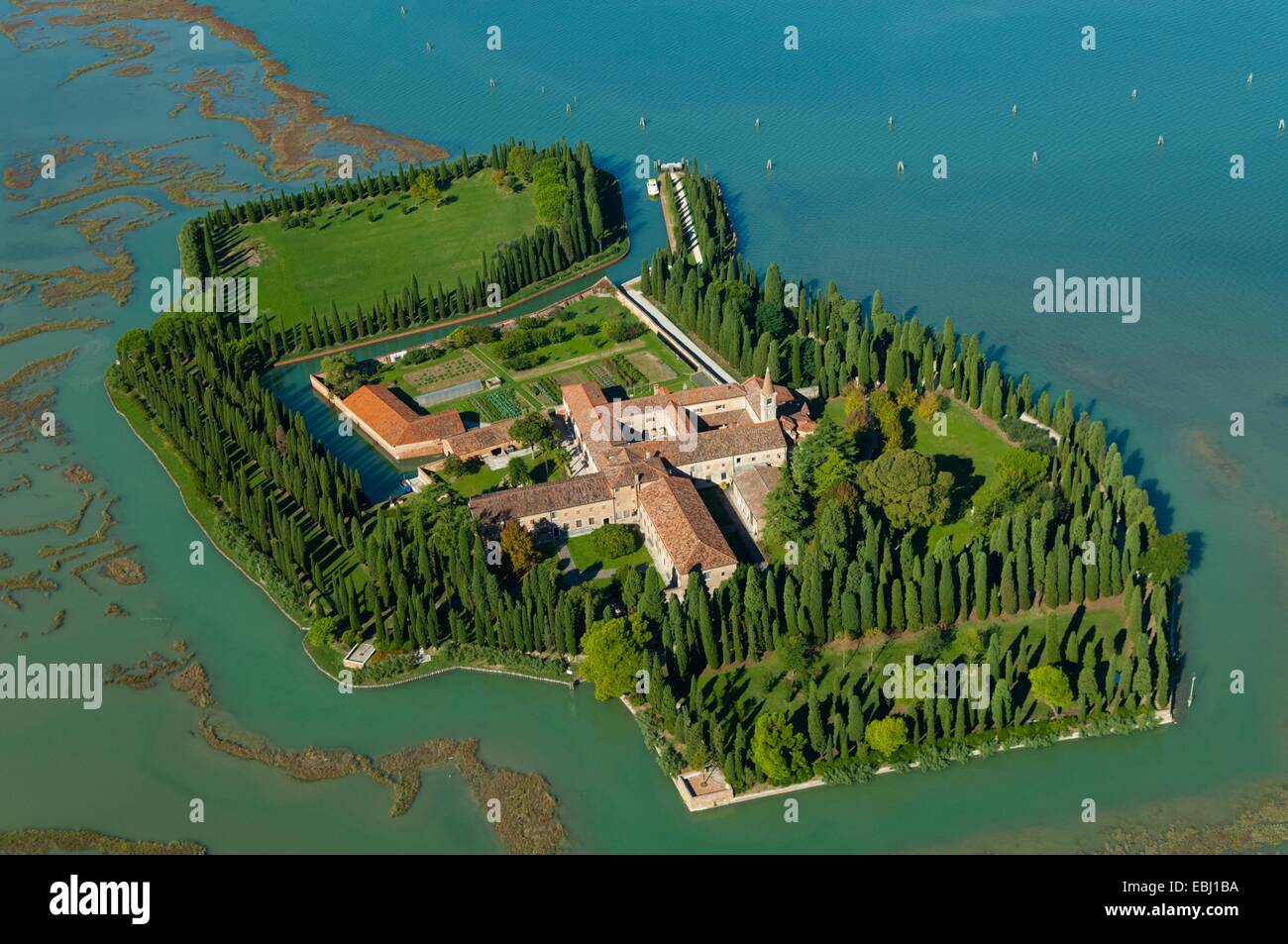 Vue aérienne de l'île de San Francesco del Deserto, lagune de Venise, Italie, Europe Banque D'Images